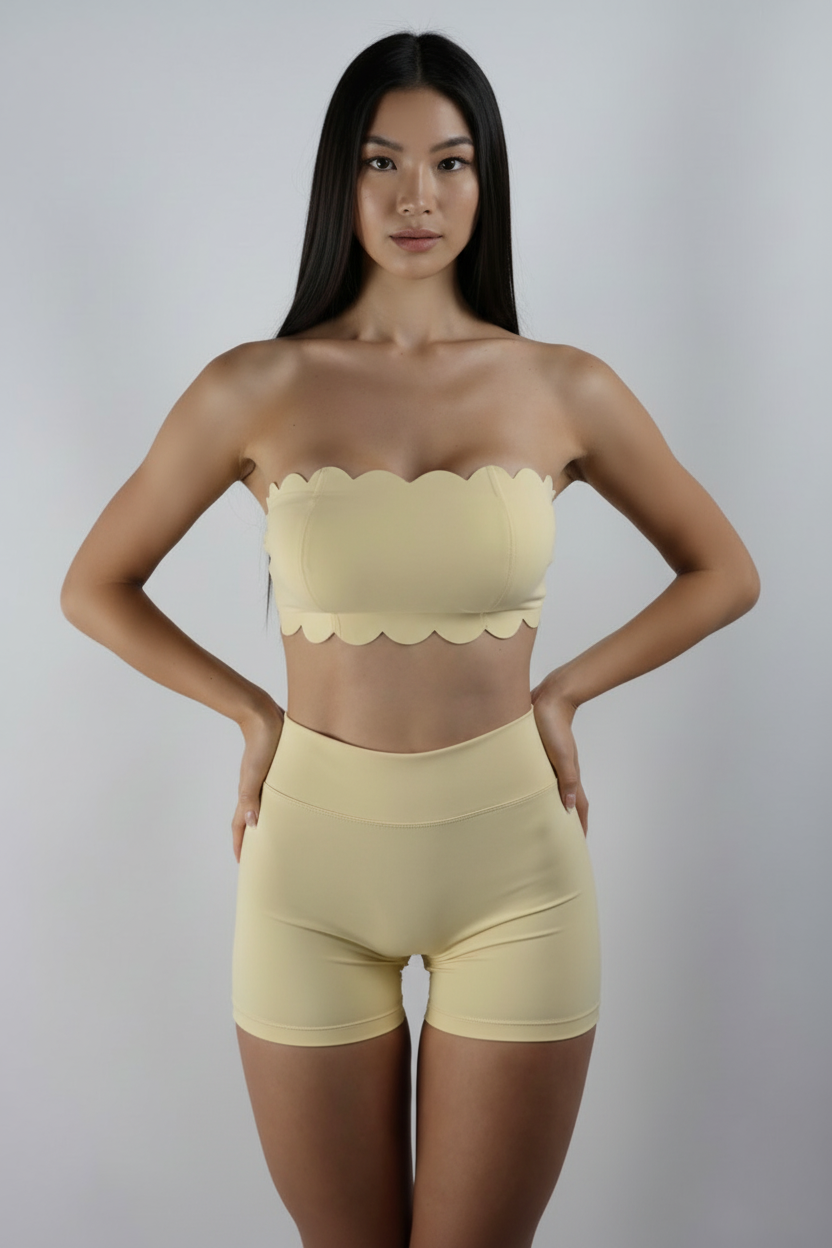 Modelo asiática con conjunto amarillo - manos en cadera